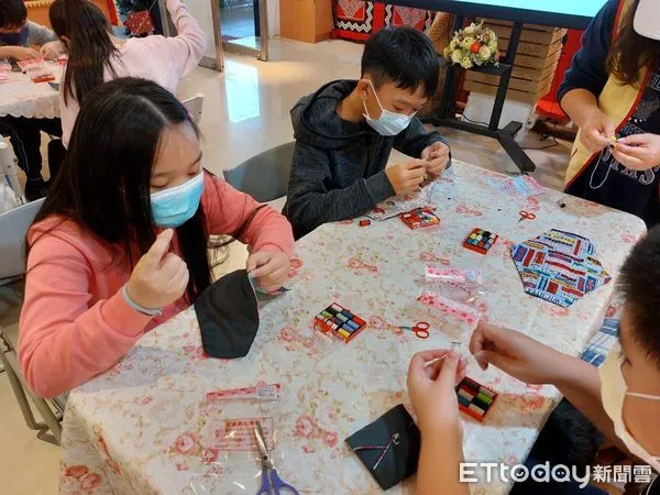 ▲新北市新店區大豐國小學生縫製布衛生棉，跨海送到烏干達。（圖／新北市教育局提供）