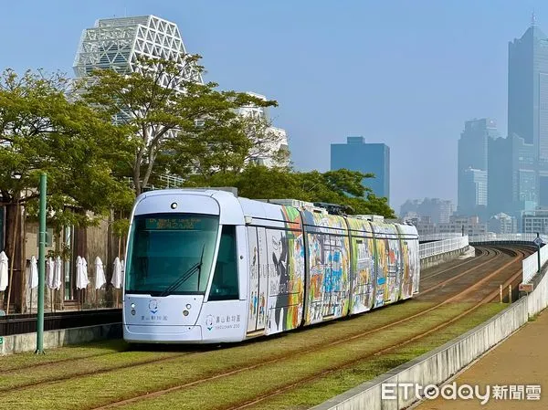 ▲▼「動物明星號」輕軌彩繪列車進站。（圖／記者許宥孺翻攝）