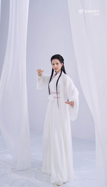 ▲▼56歲李若彤還原「27年前最美小龍女」。（圖／翻攝自微博／李若彤）