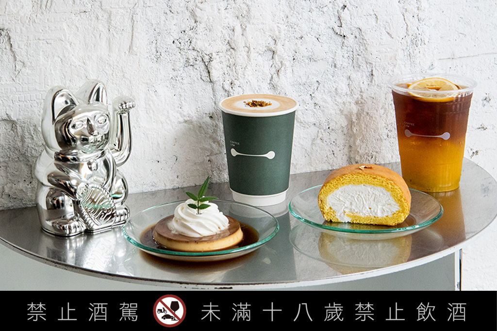 ▲32隻太空銀招財貓熱情招呼　台北東區COFFEE LAW咖啡店有最時髦櫥窗。（圖／COFFEE LAW提供）