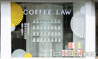 32隻太空銀招財貓熱情招呼　台北東區這家咖啡店有最時髦櫥窗