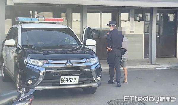 ▲桃園市昨（9）日休旅車追撞機車釀成父女死亡個案，肇事劉姓男子完成相驗後由警方押解回桃檢。（圖／記者沈繼昌攝）