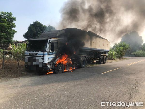 ▲台南市後壁區侯伯里後壁寮10日下午發生1起大貨車火燒車事件，在消防人員射水搶救下，火勢在10分鐘左右撲滅，但車頭部分全燬。（圖／民眾提供，下同）