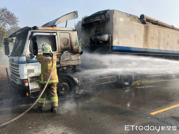 ▲台南市後壁區侯伯里後壁寮10日下午發生1起大貨車火燒車事件，在消防人員射水搶救下，火勢在10分鐘左右撲滅，但車頭部分全燬。（圖／民眾提供，下同）