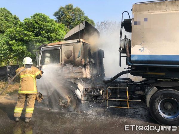 ▲台南市後壁區侯伯里後壁寮10日下午發生1起大貨車火燒車事件，在消防人員射水搶救下，火勢在10分鐘左右撲滅，但車頭部分全燬。（圖／民眾提供，下同）