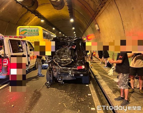 ▲▼一輛遊覽車在國道六號追撞停在路邊的故障賓士車，造成13人受傷，交通回堵1公里。（圖／民眾提供，下同）