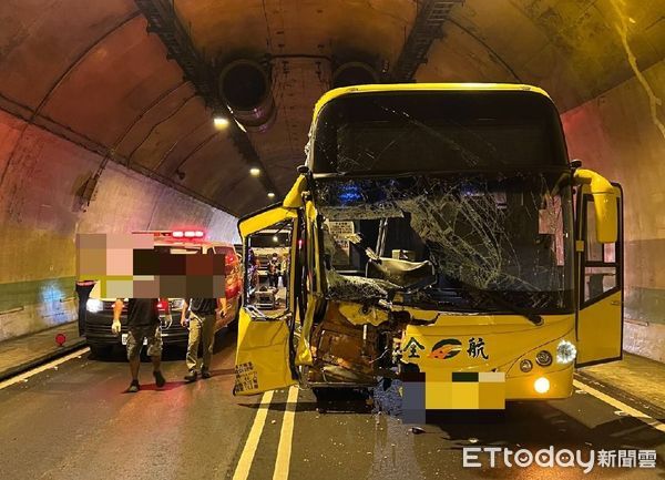 ▲▼一輛遊覽車在國道六號追撞停在路邊的故障賓士車，造成13人受傷，交通回堵1公里。（圖／民眾提供，下同）