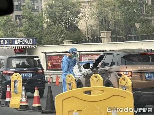 ▲▼ 北京、疫情、彈窗、路檢、掃碼、核酸檢測、首都機場空蕩蕩            。（圖／記者任以芳攝）