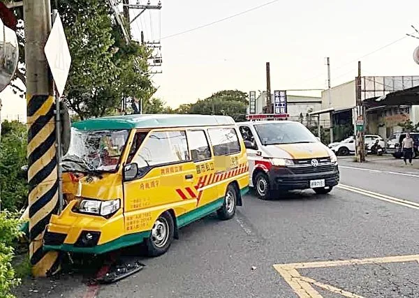 ▲桃園市八德區1輛私立幼兒園娃娃車今（10）日下午4時許自撞路旁電線桿，造成包括司機與4名幼兒受傷。（圖／翻攝自臉書《記憶八德》）