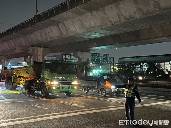 ▲▼11月10日18時許，高雄仁武電箱短路，下班車流遇上號誌故障，。（圖／記者賴文萱攝）