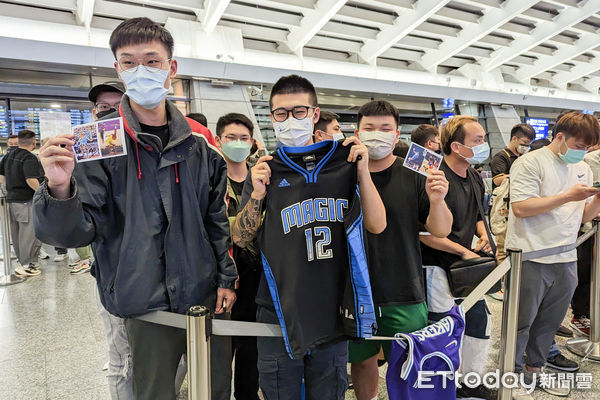 ▲NBA球星「魔獸」霍華德即將抵台，機場湧入大批球迷守候。（圖／記者林敬旻攝）