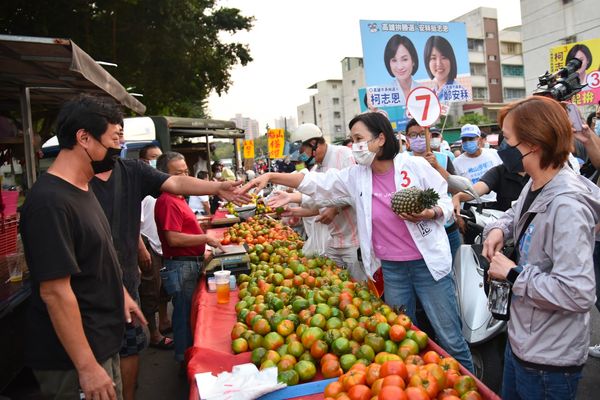 ▲▼        柯志恩市場從日掃到夜　攤販不捨柯志恩變瘦變黑     。（圖／柯志恩競選辦公室提供）