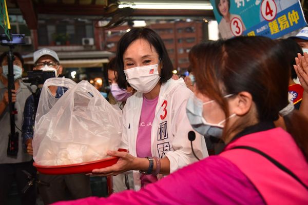 ▲▼        柯志恩市場從日掃到夜　攤販不捨柯志恩變瘦變黑     。（圖／柯志恩競選辦公室提供）