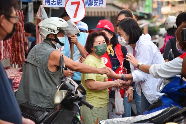 ▲▼        柯志恩市場從日掃到夜　攤販不捨柯志恩變瘦變黑     。（圖／柯志恩競選辦公室提供）