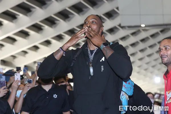 ▲NBA球星「魔獸」霍華德抵台，受到大批球迷歡迎。（圖／記者林敬旻攝）