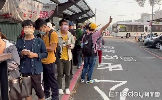 ▲台南永康車站雙11版紀念車票，11日是販售最後一天，民眾仍大排長龍等著買紀念票，民眾買到票後，趕忙到外面飾品攤位前，請店家幫忙加「保護套」做成漂亮的吊飾。（圖／記者林悅翻攝，下同）