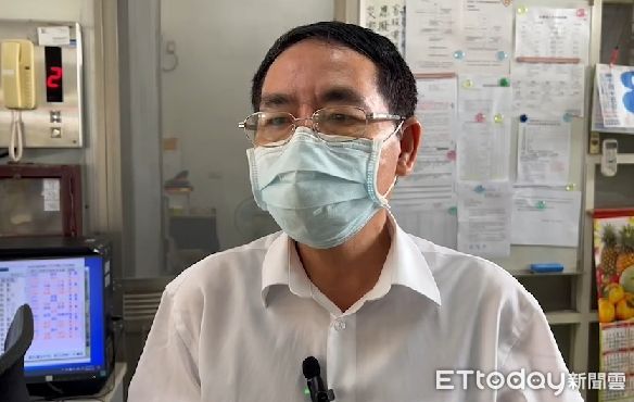 ▲台南永康車站雙11版紀念車票，11日是販售最後一天，民眾仍大排長龍等著買紀念票，民眾買到票後，趕忙到外面飾品攤位前，請店家幫忙加「保護套」做成漂亮的吊飾。（圖／記者林悅翻攝，下同）