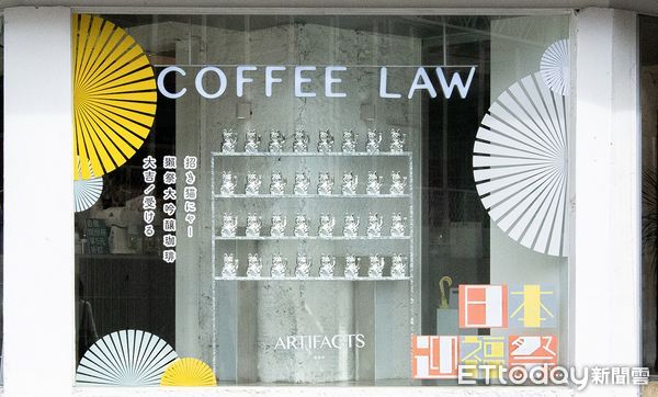▲32隻太空銀招財貓熱情招呼，台北東區COFFEE LAW咖啡店有最時髦櫥窗。（圖／COFFEE LAW提供）