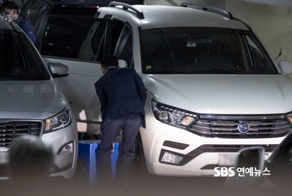▲▼韓媒拍到警方拿著藍箱子扣押搜查朴敏英公司。（圖／翻攝自SBS演藝新聞）