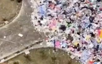 ▲網傳鄭州富士康宿舍員工物品被隨意扔棄。（圖／翻攝微博）
