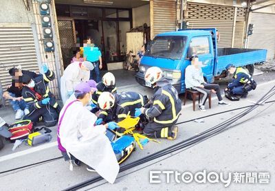 快訊/桃園轎車撞斷2電桿釀4傷!18歲男失去心跳 雙向道路封閉