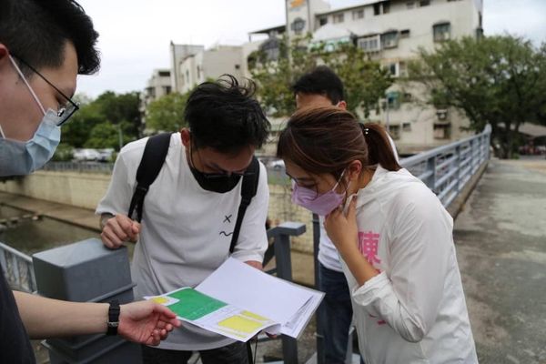 ▲▼民眾黨市議員參選人陳思宇為市民爭取磺港溪C段工程，改善人行空間。（圖／翻攝自Facebook／陳思宇）