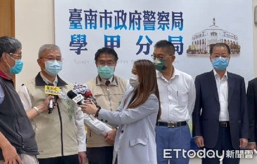 ▲內政部長徐國勇、警政署長黃明昭，11日下午在台南市長黃偉哲、台南市警局長方仰寧陪同下，前往台南市警學甲分局關心槍擊案。（圖／記者林悅翻攝，下同）