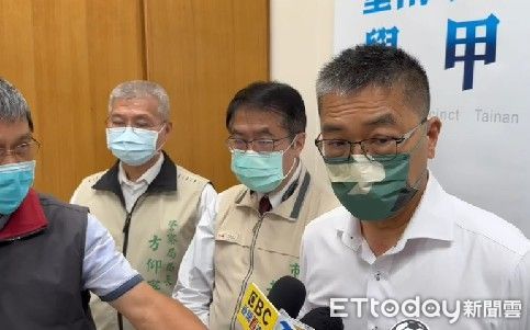 ▲內政部長徐國勇、警政署長黃明昭，11日下午在台南市長黃偉哲、台南市警局長方仰寧陪同下，前往台南市警學甲分局關心槍擊案。（圖／記者林悅翻攝，下同）