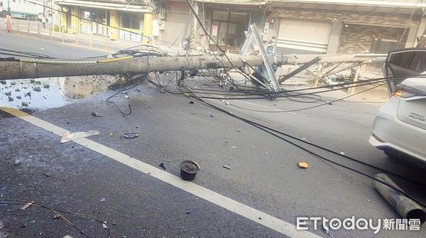 ▲桃園市蘆竹區富國路三段今天下午發生車禍意外，電線桿被扯斷橫躺道路中央。（圖／記者沈繼昌翻攝）