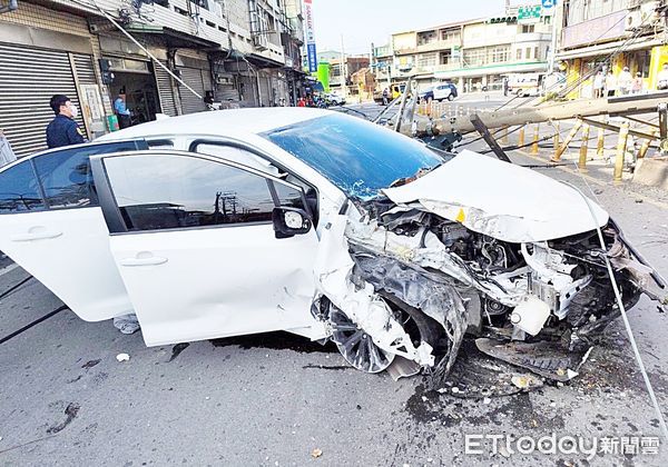 ▲桃園市蘆竹區富國路三段今天下午發生車禍意外，肇事車輛車頭嚴重毀損。（圖／記者沈繼昌翻攝）