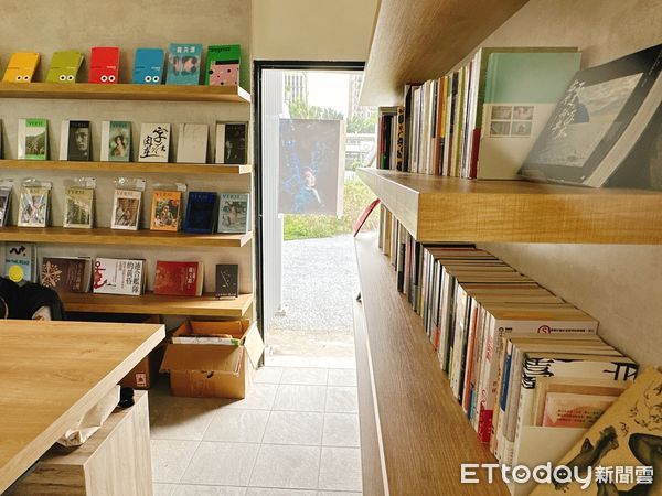 ▲▼全台最小圖書館！位於空總的廢棄加油站改造「青鳥圖書館」，提供免費閱讀。（圖／記者林育綾攝）