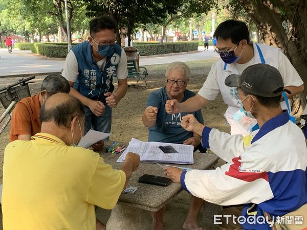 ▲李伯利競選團隊10日印發首波搶救文宣，呼籲支持者集中力量，力挺李伯利這一席無黨籍進入議會。（圖／記者林悅翻攝，下同）