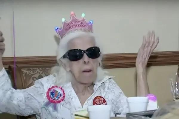 101歲的瑪麗日前過生日，充滿幽默感。（翻攝 AZFamily 3TV and CBS 5 News YouTube頻道）