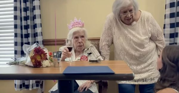 瑪麗（左）日前度過101歲生日，女兒陪著她，當地記者也訪問她長壽祕訣。（翻攝 AZFamily 3TV and CBS 5 News YouTube頻道）