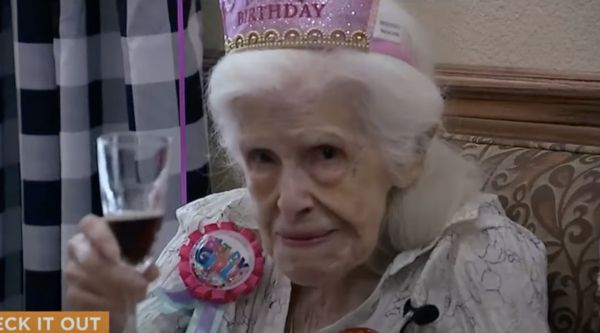 101歲的瑪麗愛喝龍舌蘭酒，但她在生日這天選擇喝健力士啤酒。（翻攝 AZFamily 3TV and CBS 5 News YouTube頻道）
