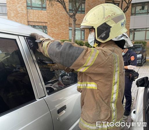 ▲柳營消防分隊人員，使車窗破壞器擊破車窗，將2歲孩童順利救出，男童媽媽馬上抱住男童，結束這場虛驚。（圖／民眾提供，下同）