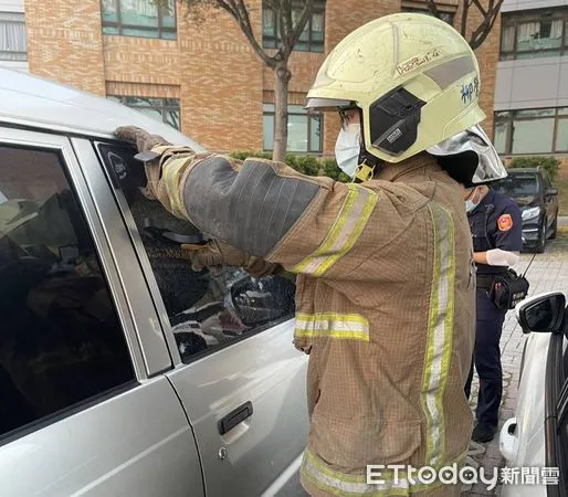 ▲柳營消防分隊人員，使車窗破壞器擊破車窗，將2歲孩童順利救出，男童媽媽馬上抱住男童，結束這場虛驚。（圖／民眾提供，下同）