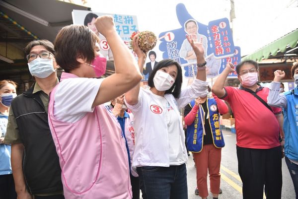 ▲▼        岡山文賢市場掃街　柯志恩親和力爆棚     。（圖／柯志恩競選辦公室提供）