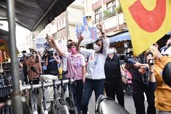 ▲▼        岡山文賢市場掃街　柯志恩親和力爆棚     。（圖／柯志恩競選辦公室提供）