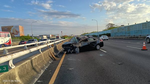 ▲何先生兒子因車禍腦出血在加護病房尚未脫險。（圖／何先生提供）