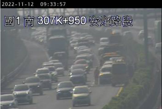 ▲▼      國1北上安定路段連兩起追撞事故       。（圖／翻攝高速公路1968）