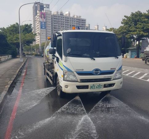 ▲▼環保局因應空汙加強作為，包含進廠稽查業者操作許可、重點道路及揚塵地點洗掃街作業、加強營建工地與堆置場灑水措施、執行機車路攔進行排煙檢測。（圖／記者賴文萱翻攝）