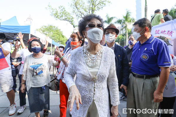 ▲前副總統呂秀蓮出席「愛和平．保台灣大遊行」。（圖／記者林敬旻攝）