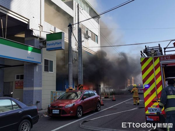 ▲高雄市茄萣區民權路一家早餐店發生火警       。（圖／記者吳奕靖翻攝）