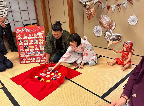 ▲鐵牛兒子滿1歲舉行抓周儀式。（圖／翻攝自鐵牛臉書）