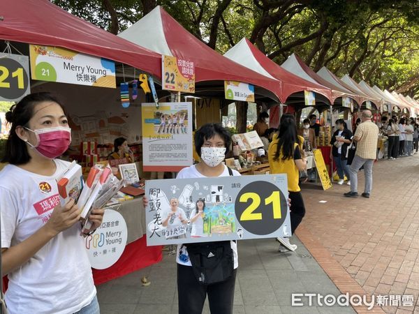 ▲▼台中十大伴手禮今天和明天開放現場票選，各店家花招盡出，全力拉票，129家要選出10家，戰況激烈。（圖／記者鄧木卿攝，下同）