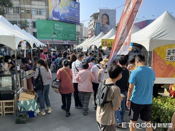 ▲▼台中十大伴手禮今天和明天開放現場票選，各店家花招盡出，全力拉票，129家要選出10家，戰況激烈。（圖／記者鄧木卿攝，下同）