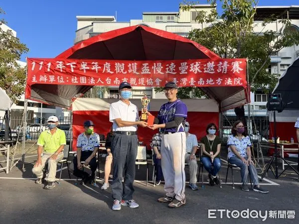 ▲台南地院與社團法人台南市觀護協會，12日在法院北側簡易壘球場，舉辦2022年度觀護盃少年慢速壘球邀請賽。（圖／記者林悅翻攝，下同）