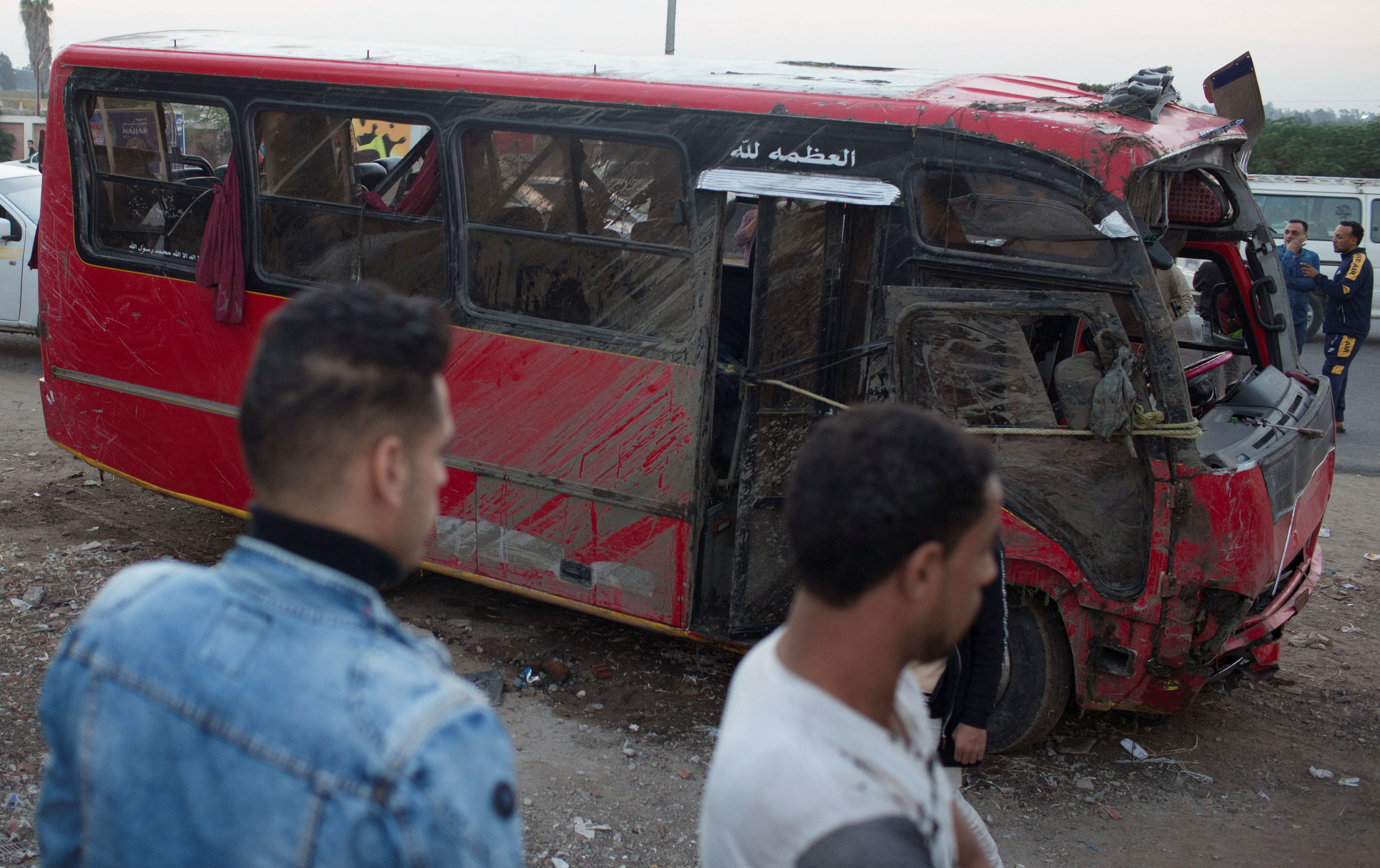 ▲▼埃及公車墜入曼蘇利亞運河（Mansuriya canal）。（圖／路透）