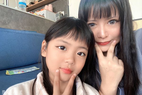 ▲日本媽媽帶9歲女兒縫雙眼皮。（圖／翻攝自YouTube／元祖整形ママ）
